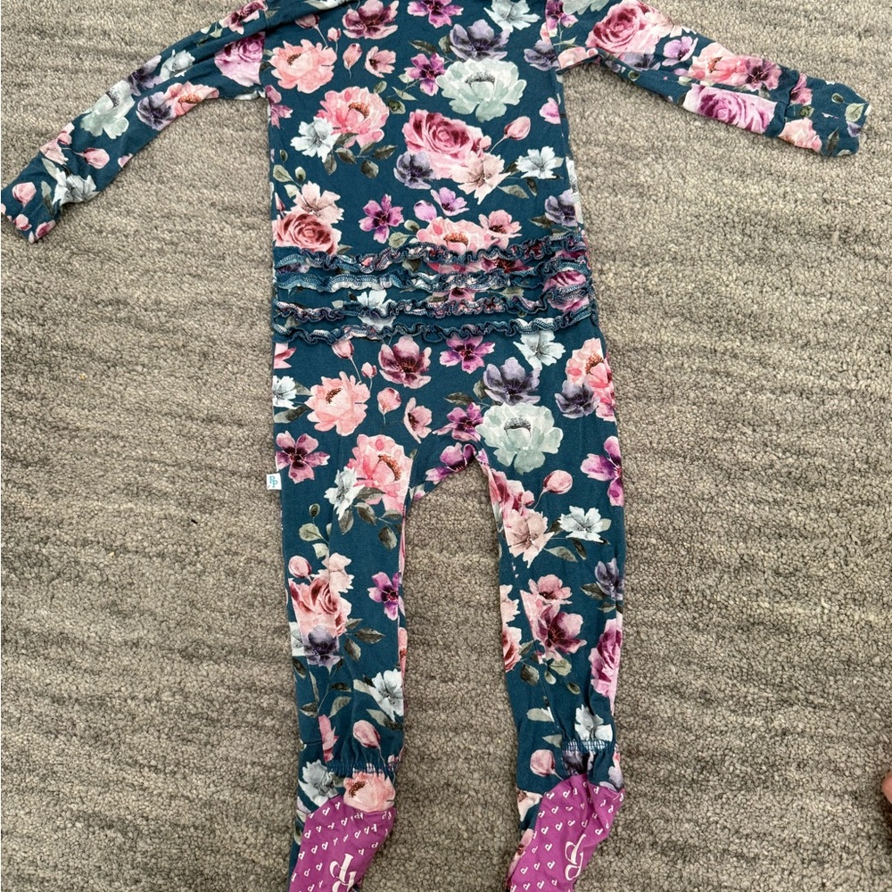 Posh Peanut
Keisha Floral Ruffle Zip
Fitted Footie Pajamas (12-18 months)